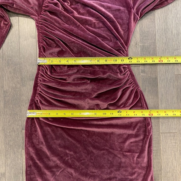 Abercrombie & Fitch Asymmetrical Ruched Velvet Midi Dress - Picture 5 of 8